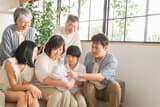 家族で昔の写真を囲んで語り合う様子